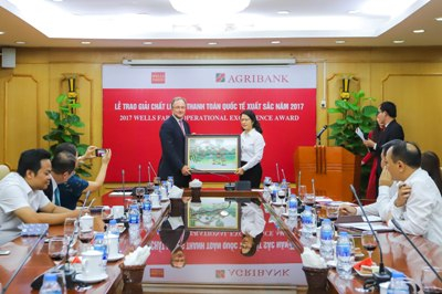 B&agrave; Nguyễn Thị Phượng - Ph&oacute; TGĐ Agribank trao qu&agrave; lưu niệm cho Đại diện NH Wells Fargo&nbsp;