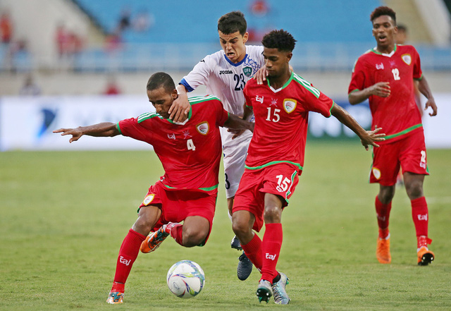 Oman thi đấu kh&aacute; nhạt nho&agrave; trong trận ra qu&acirc;n gặp Uzbekistan (ảnh: Gia Hưng)