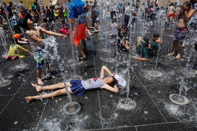 Trẻ em Israel chơi đ&ugrave;a tại đ&agrave;i phun nước trong một ng&agrave;y nắng n&oacute;ng ở khu Th&agrave;nh CổẢnh: Abir Sultan/EPA