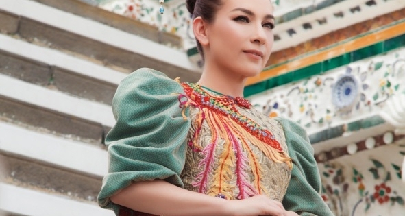 Phi Nhung mặc áo dài của nhà thiết kế Việt chụp ảnh tại ngôi chùa lớn nhất là biểu tượng của Thái Lan