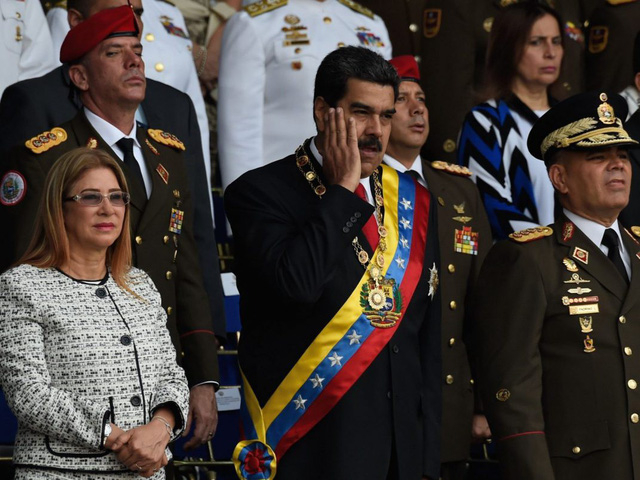 Tổng thống Venezuela Nicolas Maduro tho&aacute;t &acirc;m mưu &aacute;m s&aacute;t khi đang ph&aacute;t biểu. (Ảnh: Getty