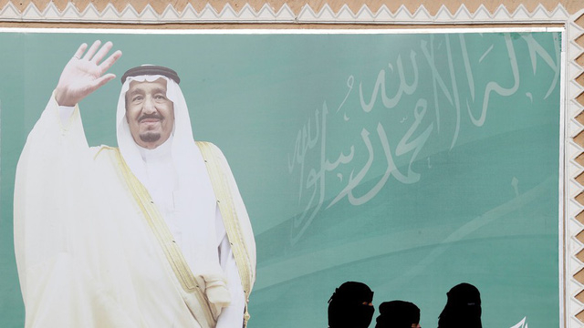 Quốc vương Ả-rập X&ecirc;-&uacute;t Salman bin Abdulaziz Al Saud xuất hiện tr&ecirc;n &aacute;p ph&iacute;ch (Ảnh: Reuters)