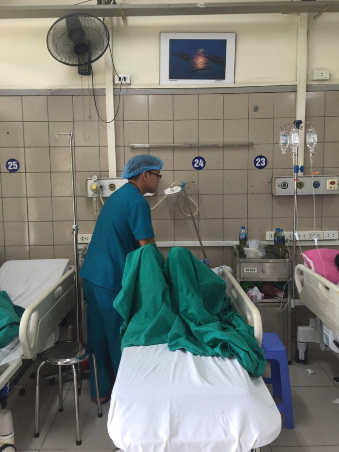 Bệnh nh&acirc;n nữ ở Hưng Y&ecirc;n ngộ độc thuốc diệt cỏ đang điều trị tại Bệnh viện Bạch Mai