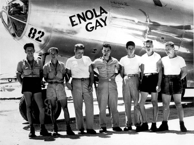 Chiếc B-29 mang t&ecirc;n Enola Gay v&agrave; phi h&agrave;nh đo&agrave;n, những người thả quả bom nguy&ecirc;n tử Little Boy xuống Hiroshima 1945.