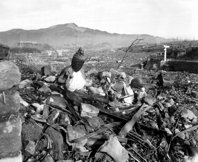 Nagasaki sau vụ nổ như một nghĩa địa khổng lồ kh&ocirc;ng bia mộ.