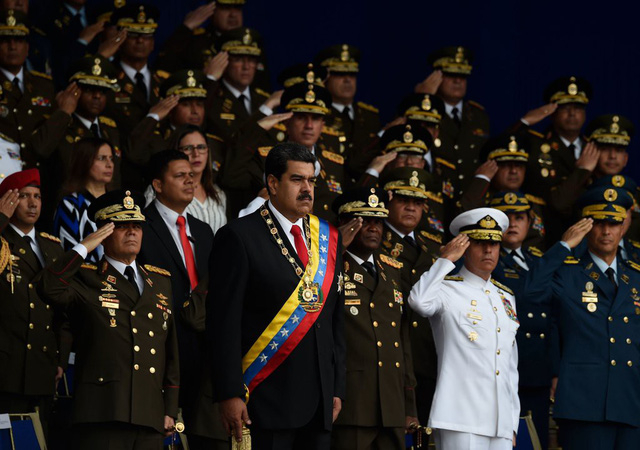 Tổng thống Maduro v&agrave; c&aacute;c quan chức qu&acirc;n đội trong sự kiện truyền h&igrave;nh trực tiếp chiều 4/8. (Ảnh: AFP)