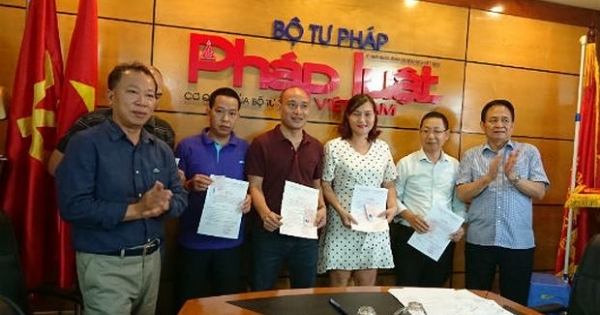 Trao thẻ cho 5 đảng viên Báo Pháp luật Việt Nam