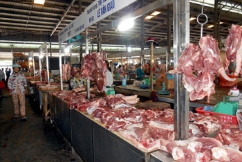 Tiêu dùng 72h: Giá thịt lợn tăng cao, người nuôi mừng rỡ người dân ăn "dè dặt"