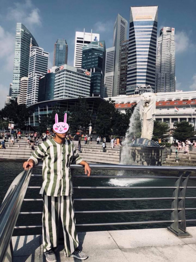 Thanh ni&ecirc;n mặc đồ giống quần &aacute;o phạm nh&acirc;n check-in ở Singapore khiến d&acirc;n t&igrave;nh x&ocirc;n xao