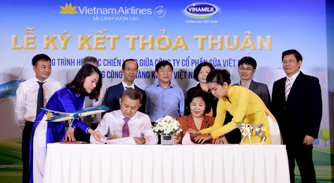 Vietnam Airlines v&agrave; Vinamilk hợp t&aacute;c chiến lược c&ugrave;ng ph&aacute;t triển thương hiệu vươn tầm quốc tế
