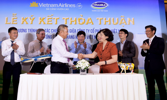 &nbsp;L&atilde;nh đạo hai đơn vị thực hiện nghi thức k&yacute; kết thỏa thuận hợp t&aacute;c chiến lược giữa Tổng c&ocirc;ng ty H&agrave;ng kh&ocirc;ng Việt Nam (Vietnam Airlines) v&agrave; C&ocirc;ng ty Cổ phần Sữa Việt Nam (Vinamilk). (Ảnh: L&yacute; V&otilde; Ph&uacute; Hưng)
