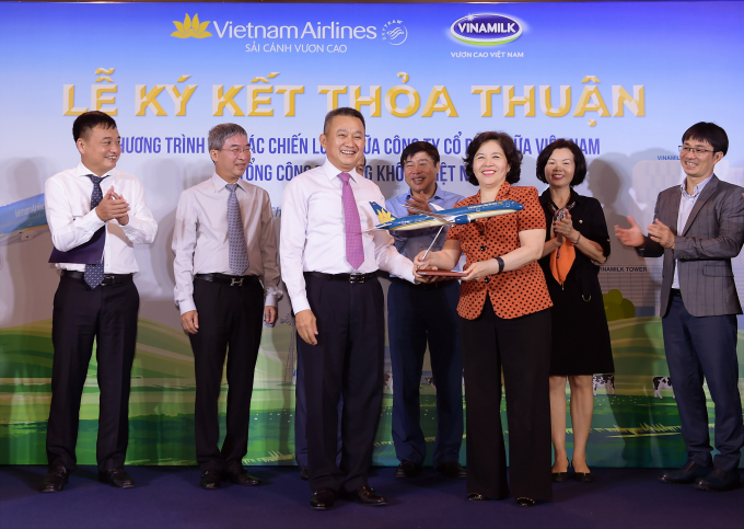 Vietnam Airlines v&agrave; Vinamilk hợp t&aacute;c chiến lược c&ugrave;ng ph&aacute;t triển thương hiệu vươn tầm quốc tế