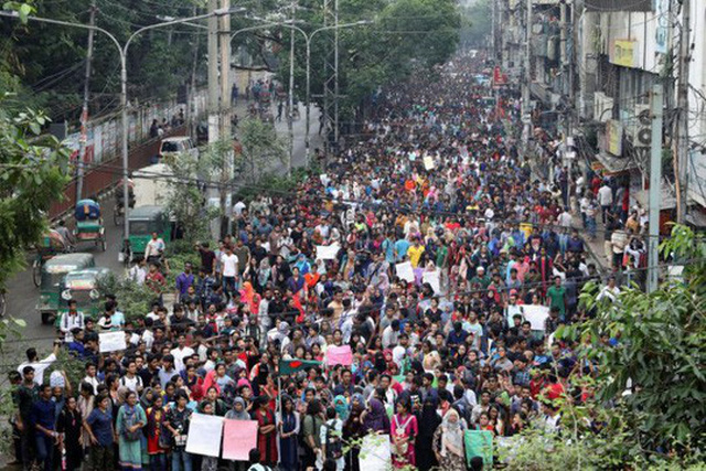Cuộc biểu t&igrave;nh thu h&uacute;t h&agrave;ng chục ng&agrave;n học sinh - sinh vi&ecirc;n tham gia, khiến thủ đ&ocirc; Dhaka t&ecirc; liệt suốt 9 ng&agrave;y qua. Ảnh: Reuters