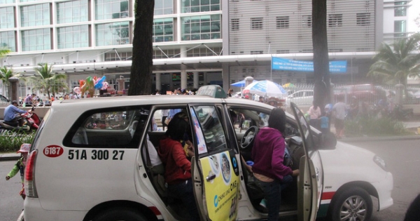 TP HCM: Bến taxi “ế khách” trong ngày đầu khai trương