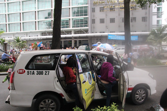 Xe taxi đ&oacute;n, trả kh&aacute;ch trước cổng bệnh viện Nhi đồng 2.
