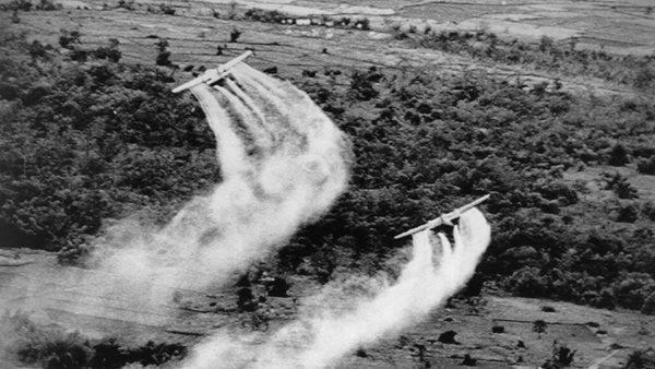 M&aacute;y bay Mỹ rải chất độc da cam/dioxin trong chiến tranh Việt Nam. Ảnh: NYT