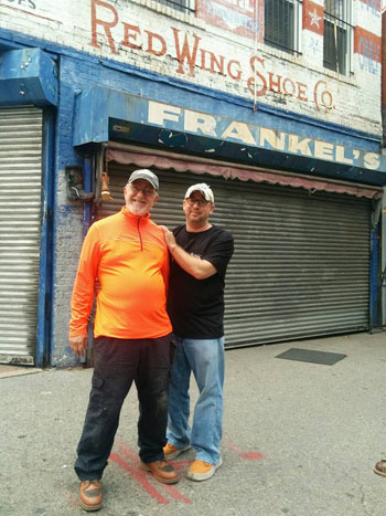 Erik Frankel (phải) chụp ảnh c&ugrave;ng bố trước cửa h&agrave;ng b&aacute;n gi&agrave;y của gia đ&igrave;nh c&oacute; lịch sử 128 năm ở th&agrave;nh phố New York, Mỹ. Ảnh:&nbsp;Facebook/&nbsp;Erik Frankel.