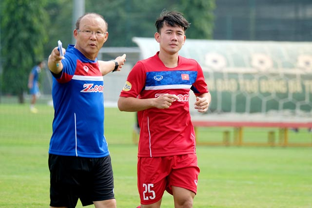 HLV Park Hang-Seo quyết định thay thế trung vệ Th&agrave;nh Chung bằng tiền vệ Minh Vương.&nbsp;