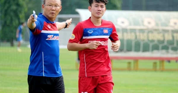 HLV Park Hang-Seo triệu tập tiền vệ Minh Vương thay trung vệ Thành Chung vì chấn thương
