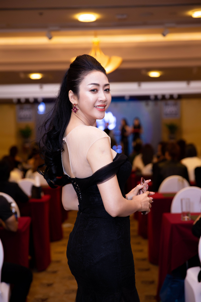 Hoa hậu Nhật Phượng khoe vẻ đẹp huyền b&iacute; tại cuộc thi sắc đẹp
