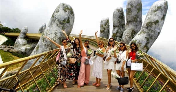 Lần đầu tới Việt Nam, đoàn hoa hậu thế giới mê mẩn trước Cầu Vàng