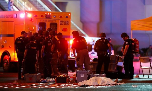 Lực lượng an ninh tại hiện trường vụ xả s&uacute;ng ở Las Vegas. Ảnh: Reuters