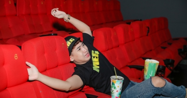 50 sắc thái của Huy Cung khi xem "Cá mập siêu bạo chúa" ở rạp phim 3 màn hình