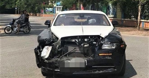 Hà Nội: Siêu xe Rolls-Royce Wraith toác đầu sau va chạm mạnh