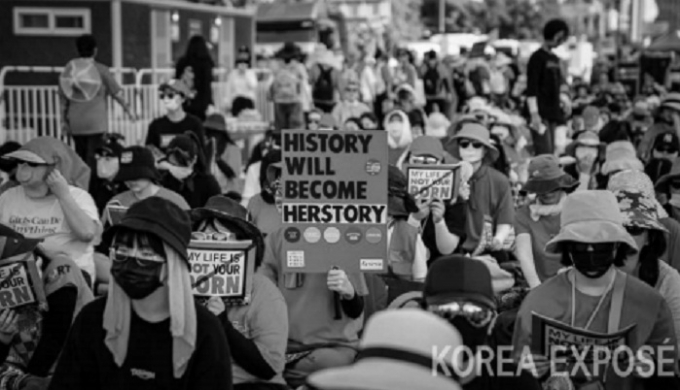 Những phụ nữ biểu t&igrave;nh phản đối đặt camera quay l&eacute;n tại Seoul ng&agrave;y 4/8/2018.