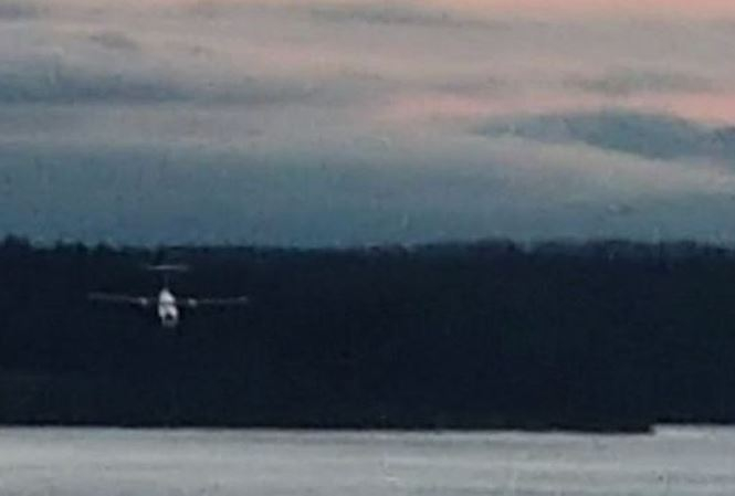 Phi cơ Q400 bay ở độ cao cực thấp trước khi đ&acirc;m xuống đất. Ảnh: BBC