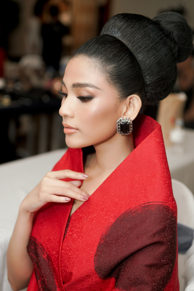 Trương Thị May diện đầm đỏ rực, diễn vedette show thời trang