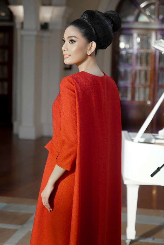 Trương Thị May diện đầm đỏ rực, diễn vedette show thời trang