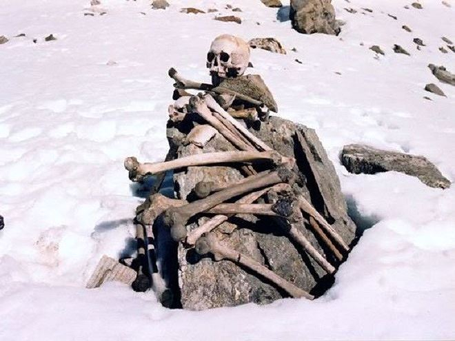 Những bộ xương người ph&aacute;t lộ dưới l&ograve;ng hồ Roopkund.