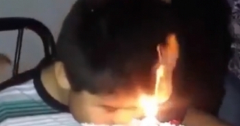 [Clip]: Cậu bé suýt cháy đầu vì vội ăn bánh sinh nhật
