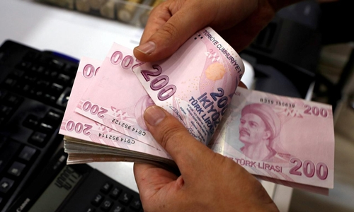 Nh&acirc;n vi&ecirc;n kiểm tiền tại một quầy đổi ngoại tệ ở Istanbul