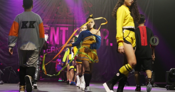 Dàn mẫu nhào lộn, múa lụa trên sân khấu thời trang Hong Kong