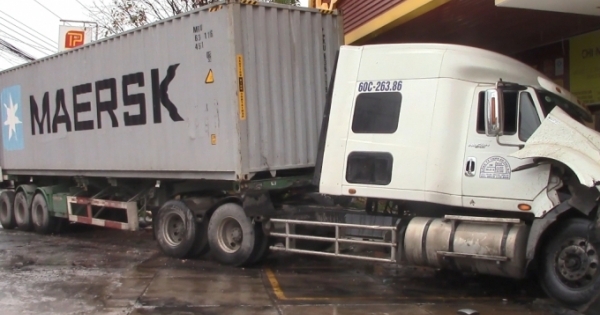 Bình Dương: Sau va chạm, xe container lao vào cửa hàng tôn, nhiều người may mắn thoát nạn