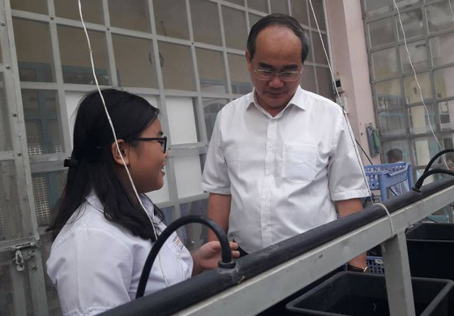 &Ocirc;ng Nguyễn Thiện Nh&acirc;n đến thăm trường học tại TPHCM