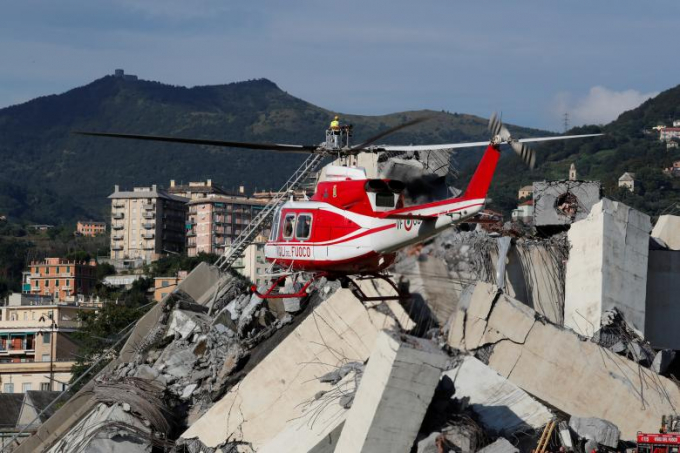 Ch&ugrave;m ảnh: Khung cảnh hoang t&agrave;n, đổ n&aacute;t sau vụ sập cầu cao tốc ở Italy