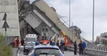 Chùm ảnh: Khung cảnh hoang tàn, đổ nát sau vụ sập cầu cao tốc ở Italy