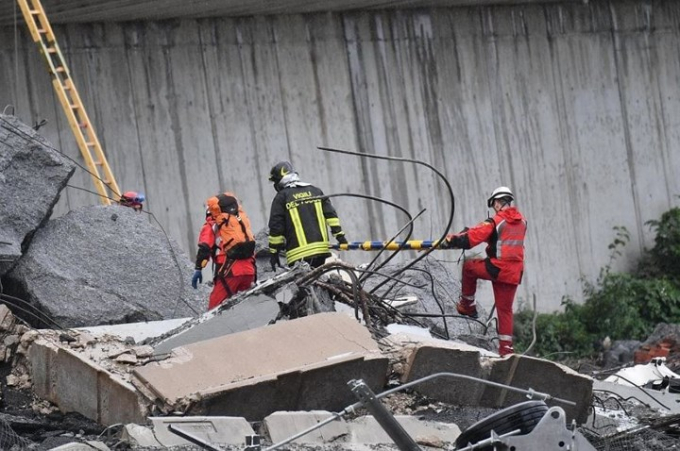 Toàn cảnh công tác cứu hộ các nạn nhân trong vụ sập cầu ở Italy
