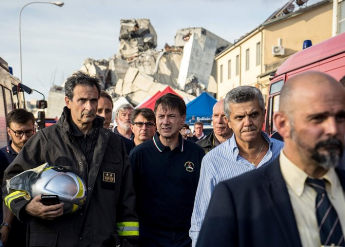 Thủ tướng Italy Giuseppe Conte cũng đến thị s&aacute;t hiện trường thảm họa vụ sập cầu. Ảnh AFP