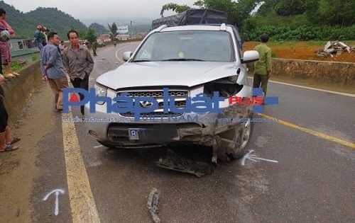Xe ô tô biển xanh đi lấn làn, tông một người tử vong tại Sơn La