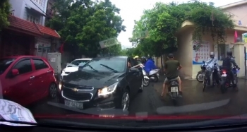 [Clip]: Nữ tài xế ô tô lấn làn, ép người khác nhường đường giữa lúc ùn tắc
