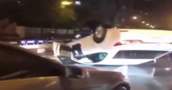 Clip xe sang Lexus lật ngửa "phơi bụng" giữa đường