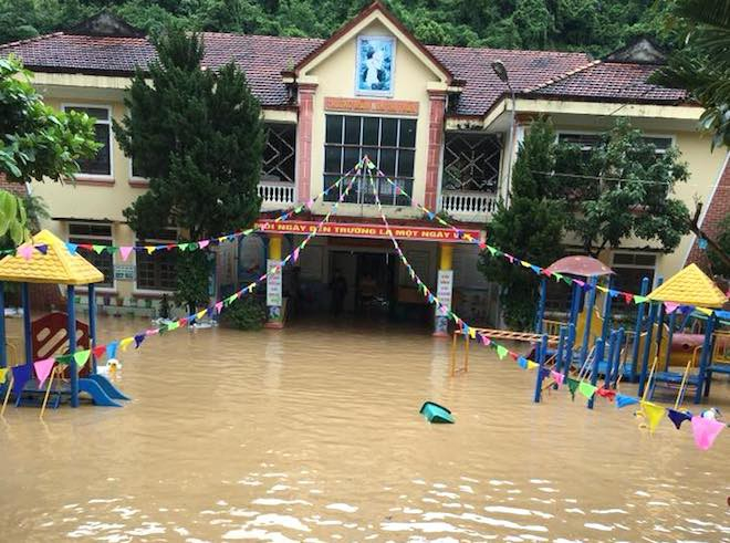 Trường mầm non ở huyện Kỳ Sơn bị ngập s&acirc;u trong nước.