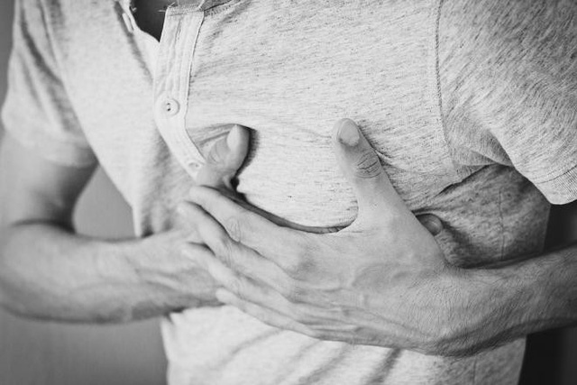 Đau do cơn hoảng loạn thường cảm thấy sắc n&eacute;t hơn v&agrave; khu tr&uacute; ở một v&ugrave;ng trong khi những người bị cơn đau tim thường cảm thấy tức nặng nhiều hơn tr&ecirc;n ngực.