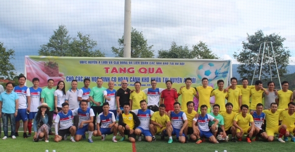 Thừa Thiên Huế: Giao lưu bóng đá và tặng quà cho các em học sinh nghèo A Lưới