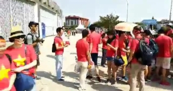 Clip: Cổ động viên Việt Nam đến sân "tiếp lửa" ở trận đấu với Nhật Bản