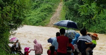 Nghệ An: Hơn 300 người dân Khơ Mú bị cô lập trong nước lũ
